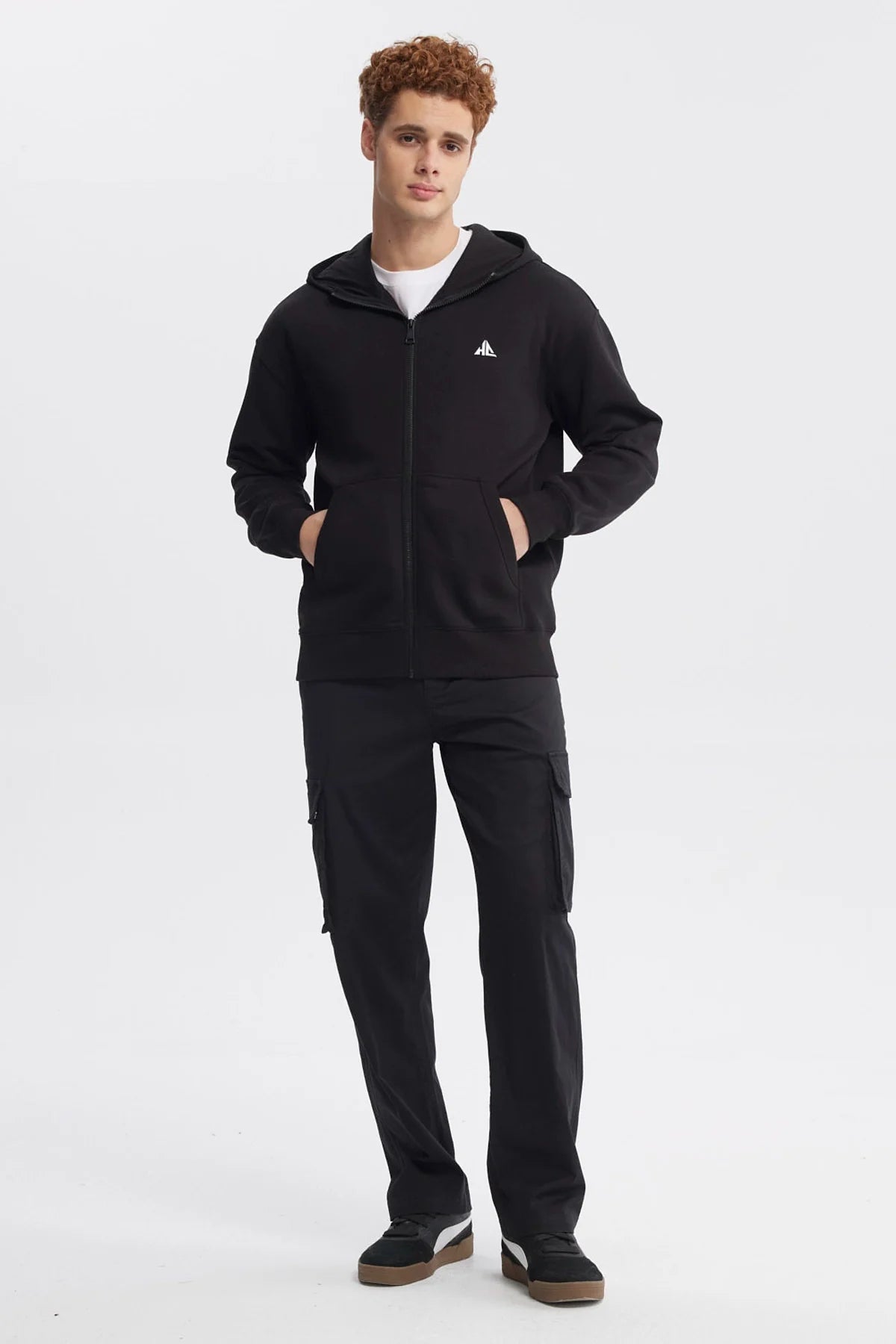 Polerón negro de Holly Concept con cierre frontal y capucha, presenta un logo minimalista en blanco en el pecho, ideal para los fans del estilo urbano.