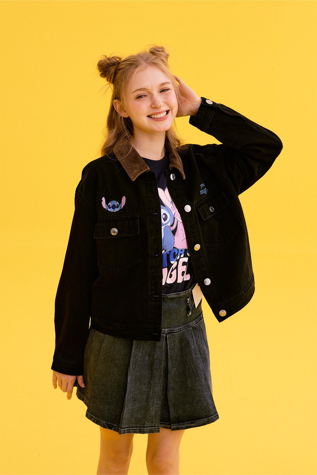 Chaqueta de mezclilla marengo con detalles en el pecho, incluye bordado de Stitch y un cuello de pana, perfecta para los fans de Lilo & Stitch.