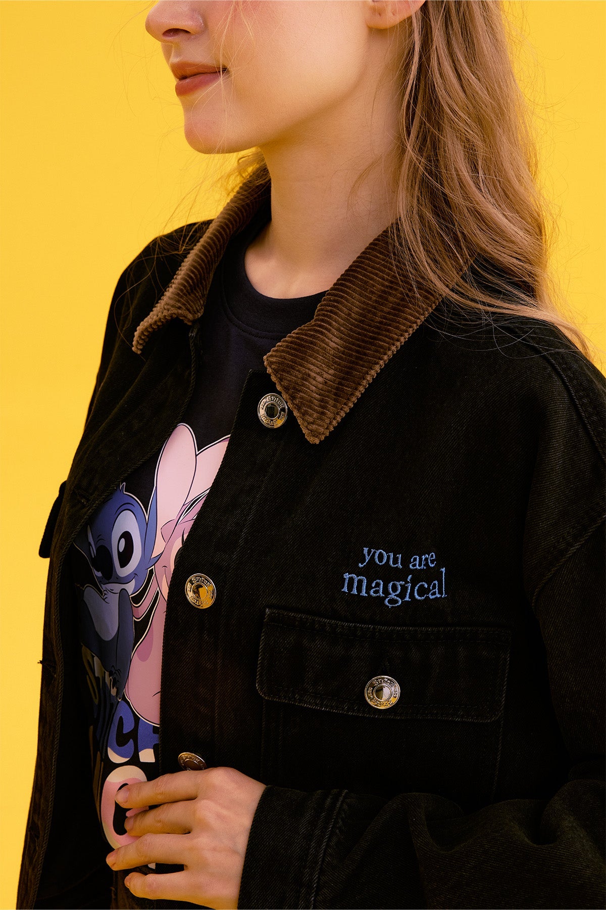 Chaqueta de mezclilla marengo con detalles en el pecho, incluye bordado de Stitch y un cuello de pana, perfecta para los fans de Lilo & Stitch.