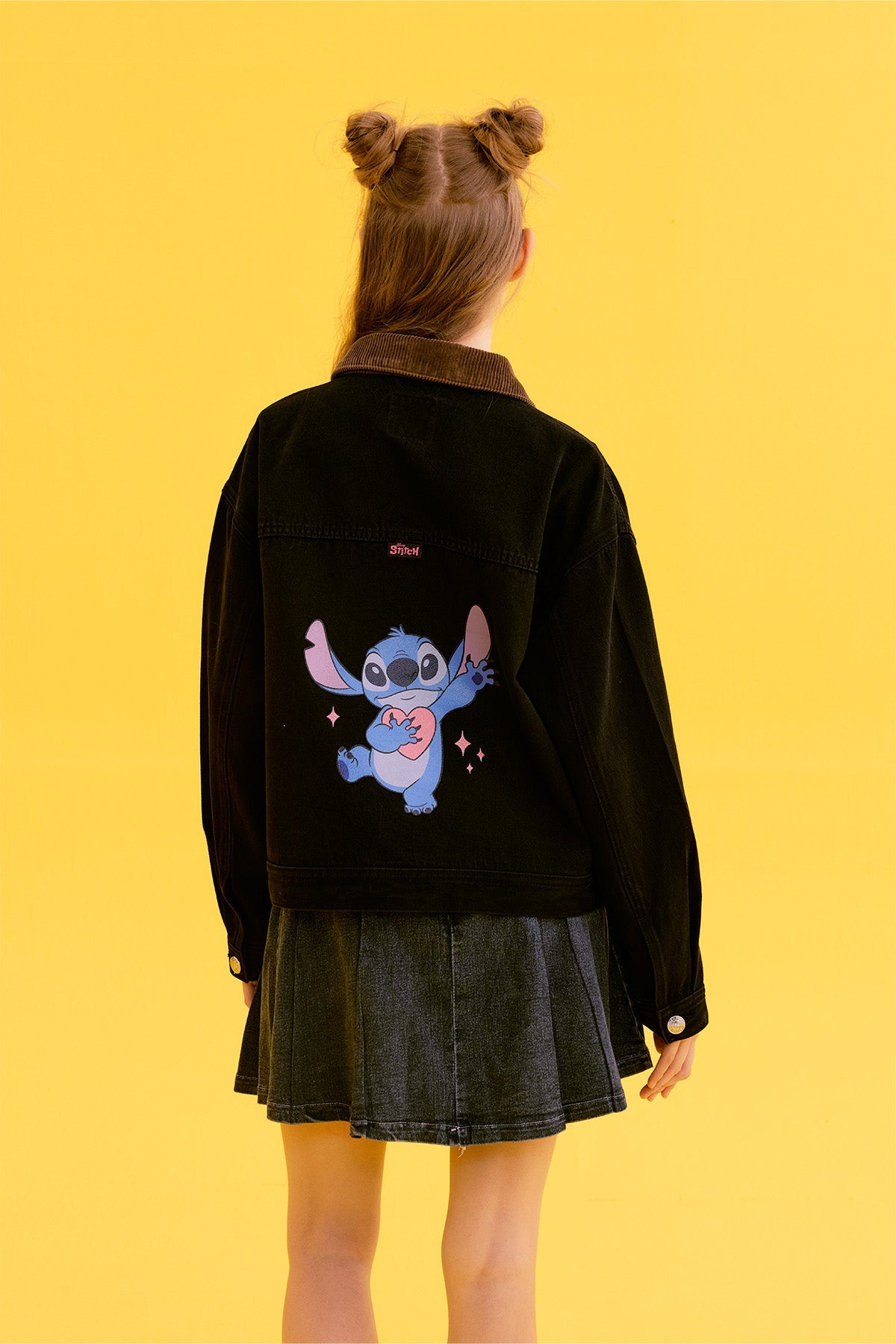 Chaqueta de mezclilla marengo con detalles en el pecho, incluye bordado de Stitch y un cuello de pana, perfecta para los fans de Lilo & Stitch.