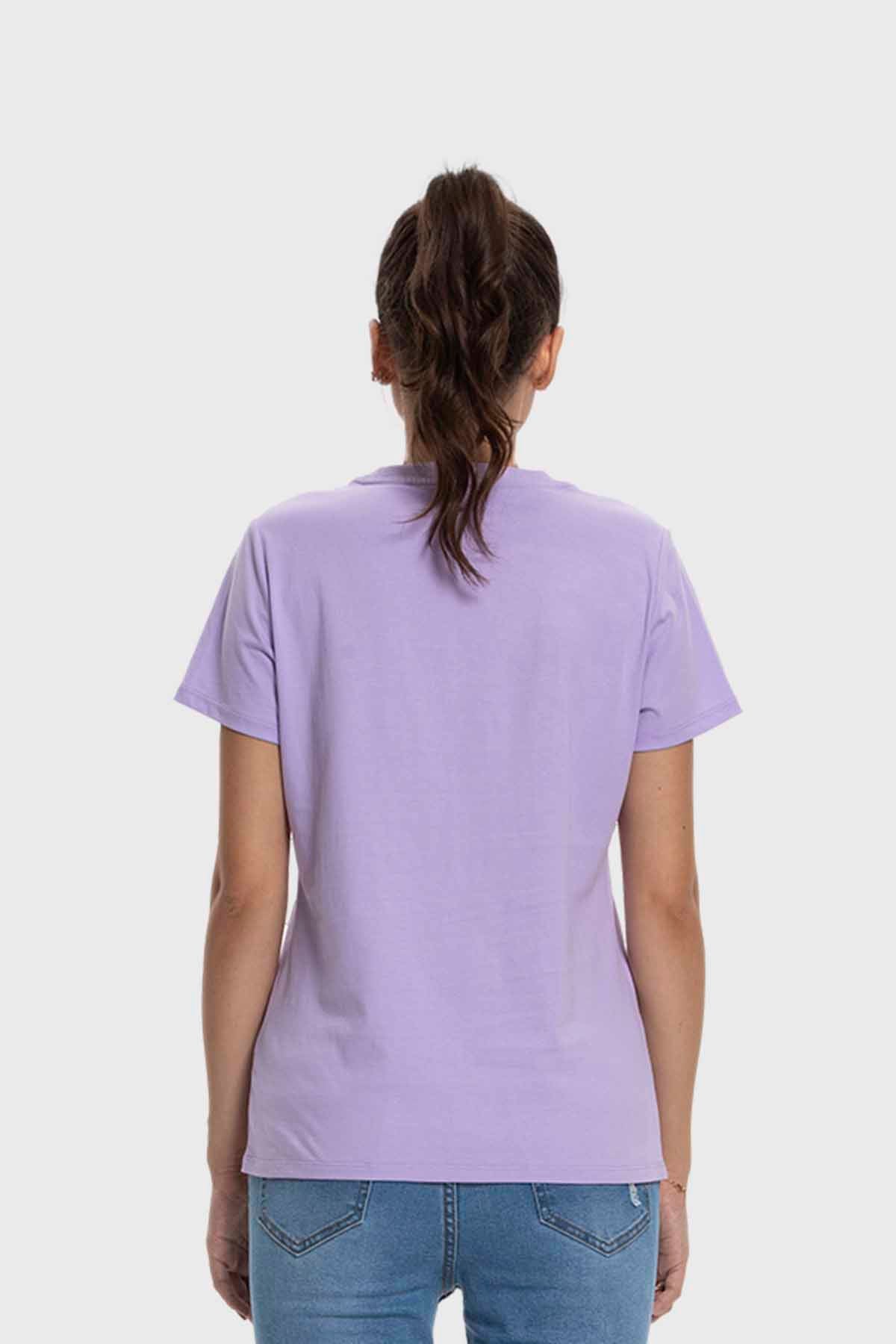 Polera lila de algodón con ilustración de Tinkerbell rodeada de flores coloridas en estilo cartoon, evocando la magia de Disney.