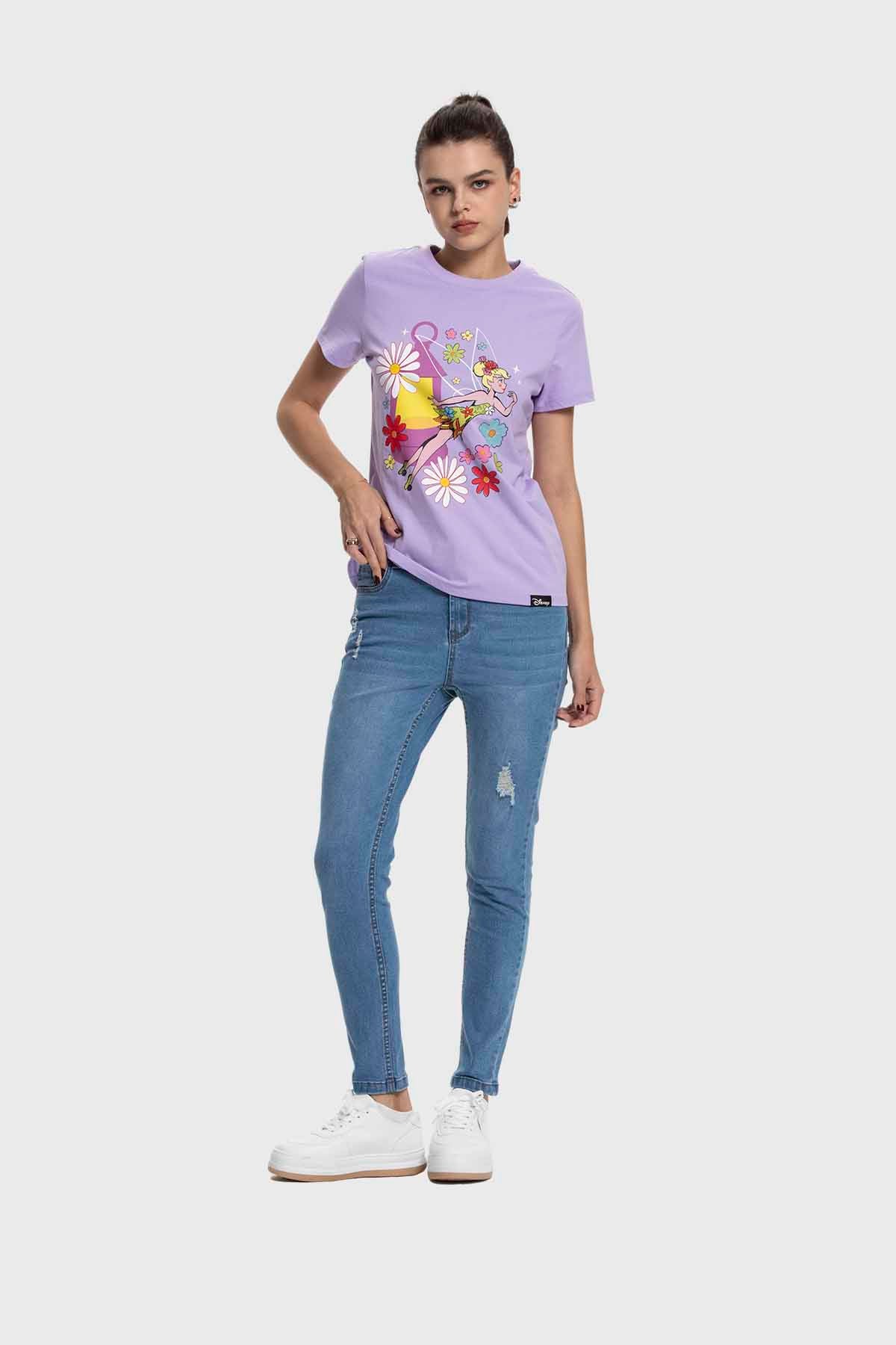 Polera lila de algodón con ilustración de Tinkerbell rodeada de flores coloridas en estilo cartoon, evocando la magia de Disney.