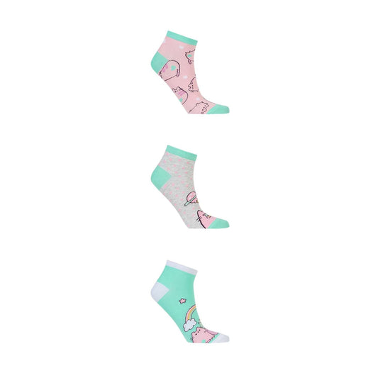 Tripack de calcetas en tonos rosado, gris y turquesa con estampados de Pusheen, resaltando su icónica figura en diversas poses adorables.