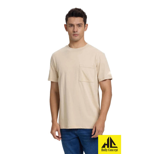 Polera lisa beige de algodón con bolsillo frontal, estilo minimalista, ideal para combinar con cualquier look casual.