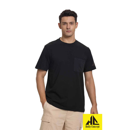 Polera negra de algodón con bolsillo frontal, diseño minimalista ideal para fanáticos que buscan estilo y comodidad en su día a día.