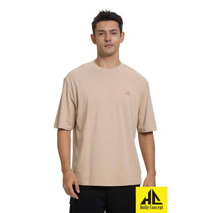 Polera oversize beige de algodón con un diseño minimalista, perfecta para fans de la moda urbana que buscan comodidad y estilo en su día a día.