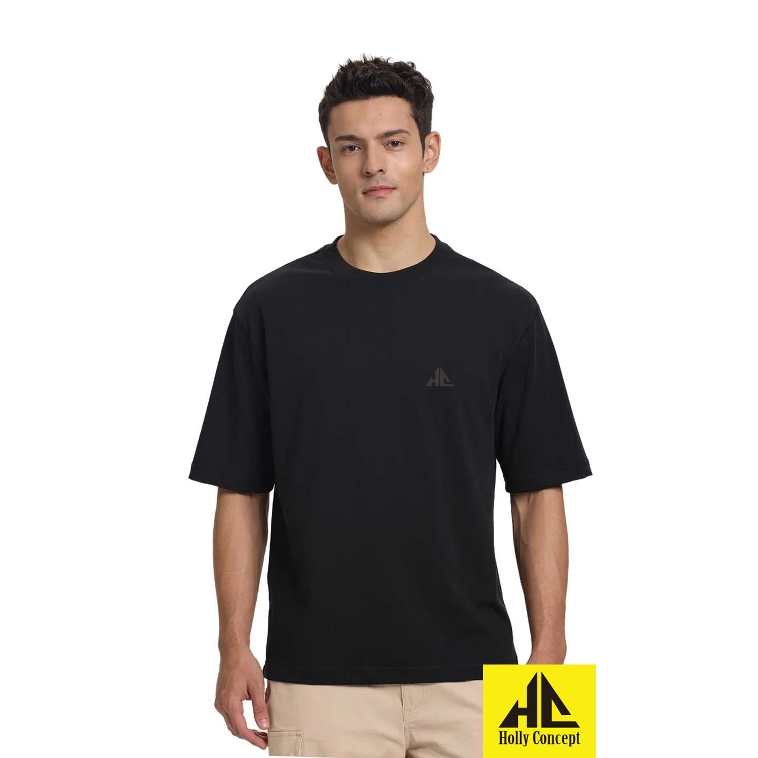 Polera oversize negra de algodón con un sutil logo en el pecho, ideal para los fanáticos que buscan comodidad y estilo en su vestimenta diaria.
