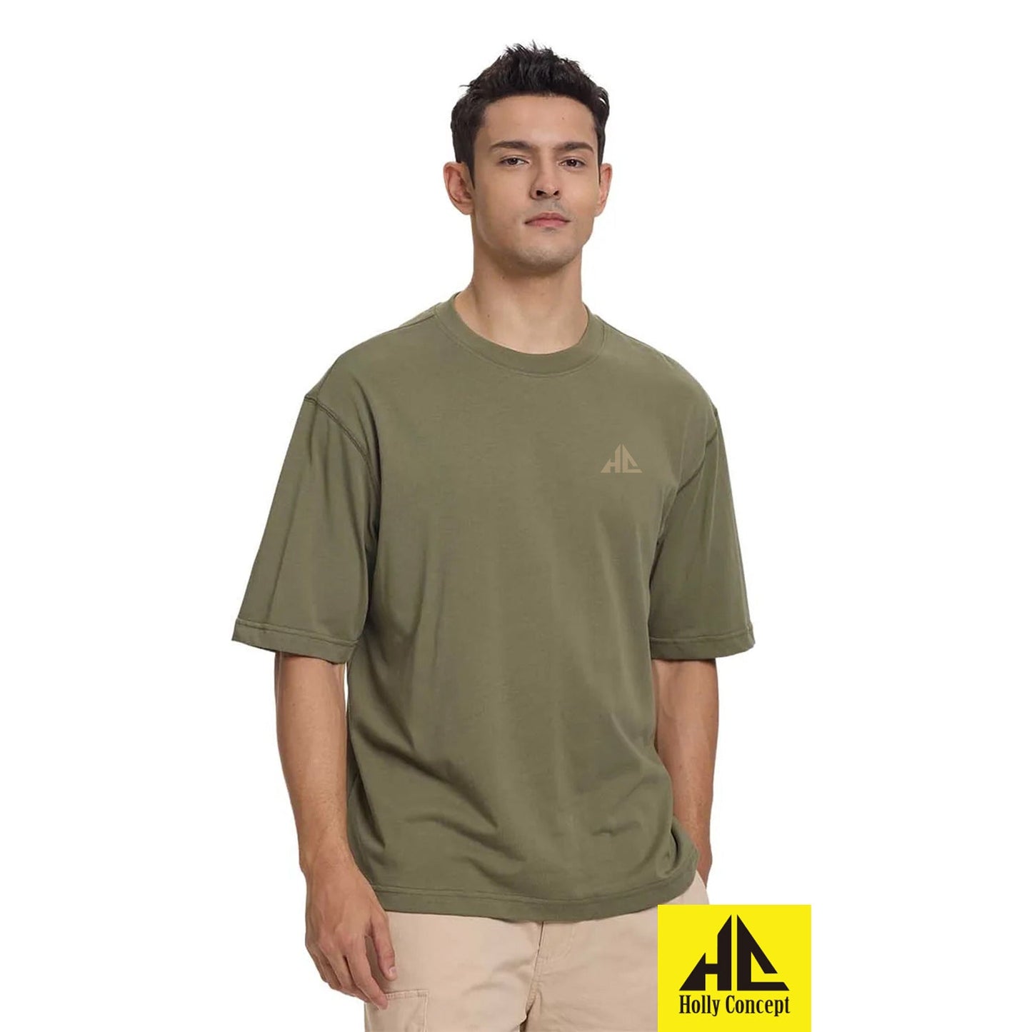 Polera oversize verde de algodón con un discreto logo en el pecho, ideal para quienes buscan comodidad y estilo casual.