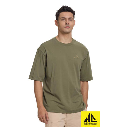 Polera oversize verde de algodón con un discreto logo en el pecho, ideal para quienes buscan comodidad y estilo casual.