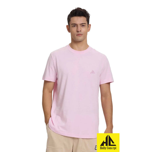 Polera oversize de color rosado con un diseño minimalista en el pecho, ideal para quienes buscan comodidad y estilo en su vestimenta diaria.
