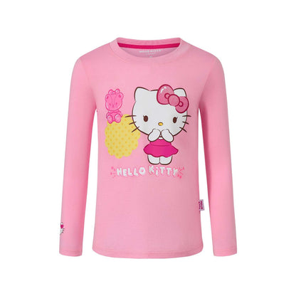 Polera de manga larga color rosado con un diseño vibrante de Hello Kitty, que muestra a la icónica gatita con un lazo y una falda rosa, rodeada de detalles juguetones como un osito y un fondo amarillo, ideal para los fans de Sanrio.