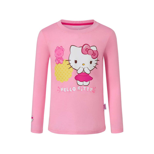 Polera de manga larga color rosado con un diseño vibrante de Hello Kitty, que muestra a la icónica gatita con un lazo y una falda rosa, rodeada de detalles juguetones como un osito y un fondo amarillo, ideal para los fans de Sanrio.