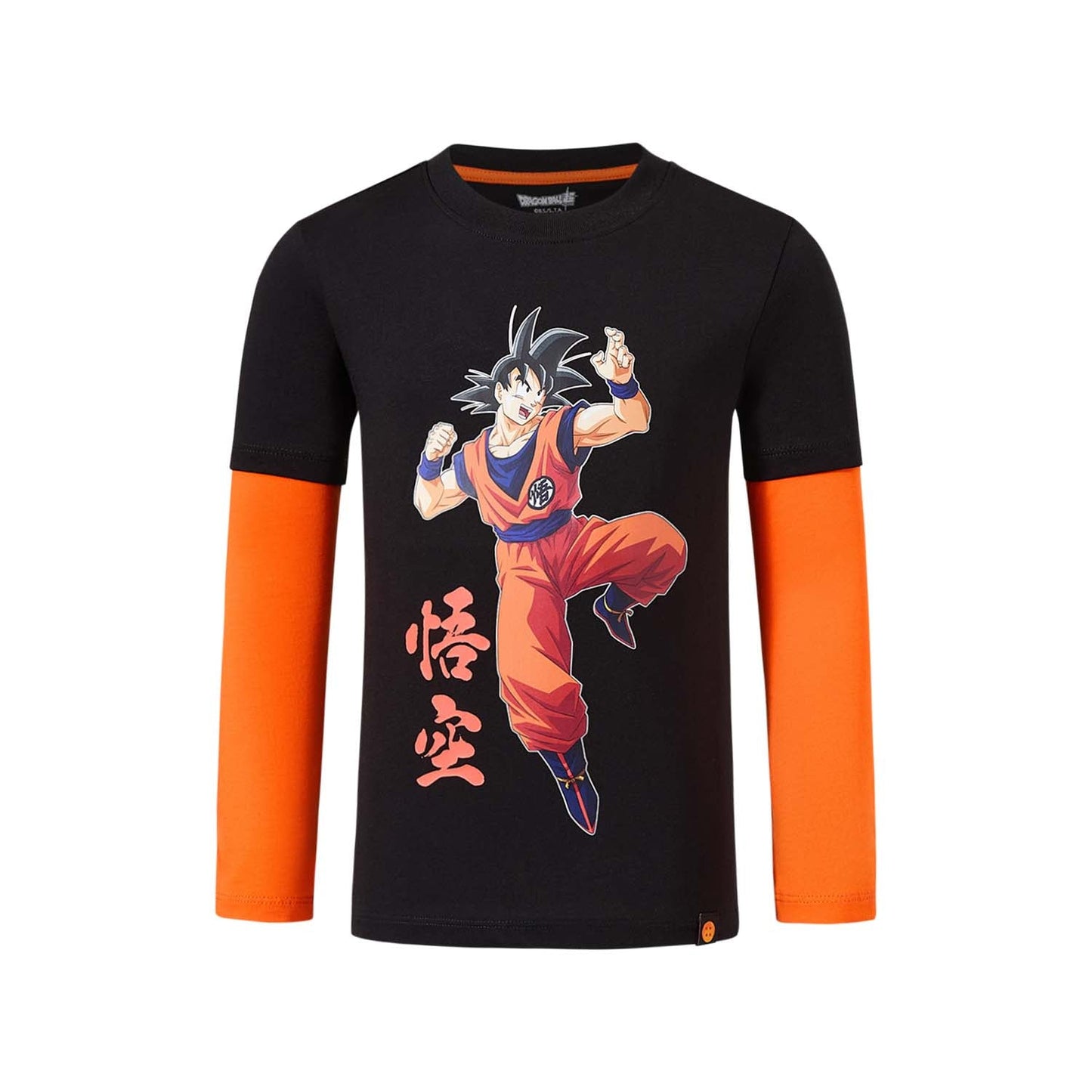 Polera negra de Dragon Ball con Goku en acción, estampado en color vibrante y detalles en naranja en las mangas, captura la esencia del guerrero Saiyajin.