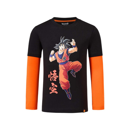 Polera negra de Dragon Ball con Goku en acción, estampado en color vibrante y detalles en naranja en las mangas, captura la esencia del guerrero Saiyajin.