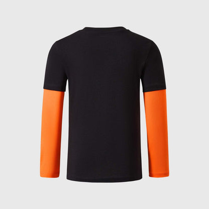 Polera negra de Dragon Ball con Goku en acción, estampado en color vibrante y detalles en naranja en las mangas, captura la esencia del guerrero Saiyajin.