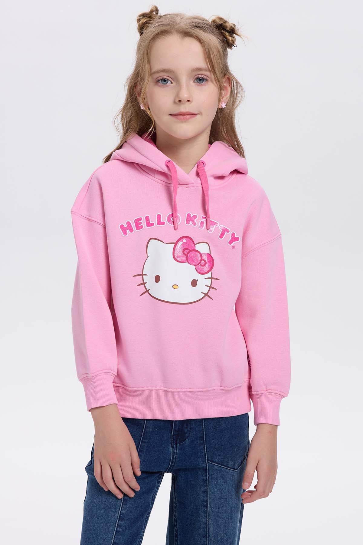 Polerón rosado de Hello Kitty con diseño frontal de la icónica gatita y su lazo, ideal para fanáticos de Sanrio y su universo tierno.