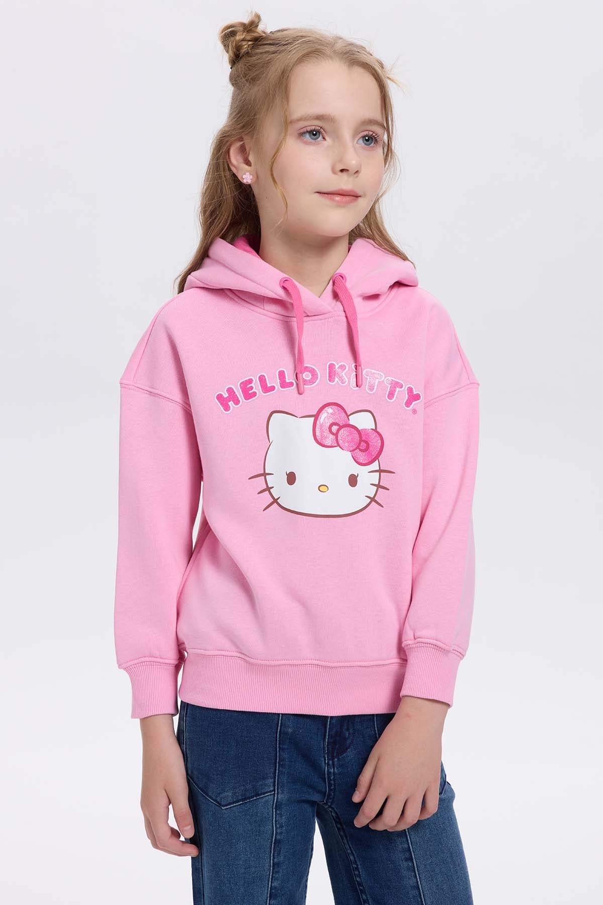Polerón rosado de Hello Kitty con diseño frontal de la icónica gatita y su lazo, ideal para fanáticos de Sanrio y su universo tierno.