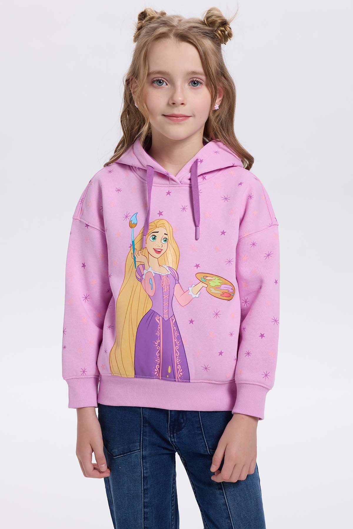 Polerón lila con ilustración de Rapunzel sosteniendo una paleta de pintura y un pincel, adornado con estrellas en un fondo suave.
