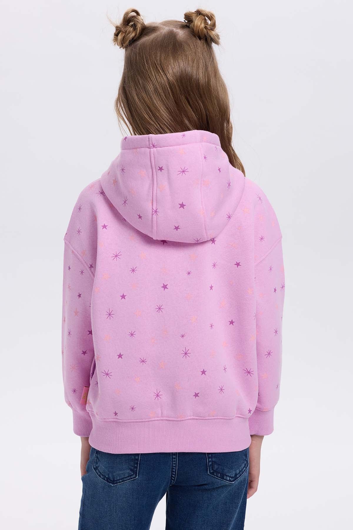 Polerón lila con ilustración de Rapunzel sosteniendo una paleta de pintura y un pincel, adornado con estrellas en un fondo suave.