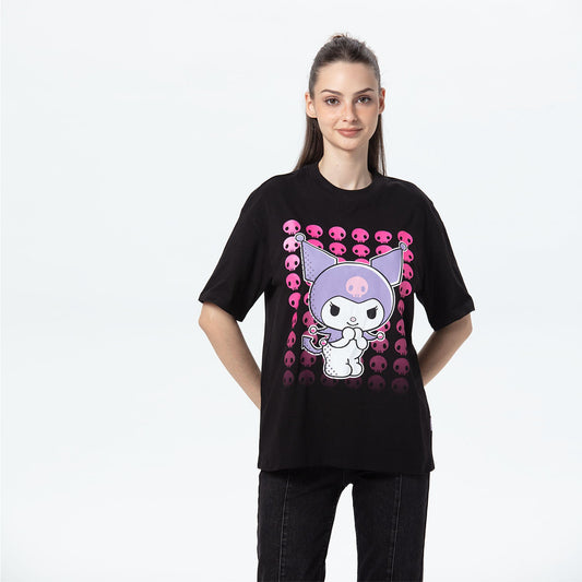Polera oversize negra con ilustración de Kuromi en tonos púrpura y rosa, rodeada de calaveritas, perfecta para fans de Sanrio.