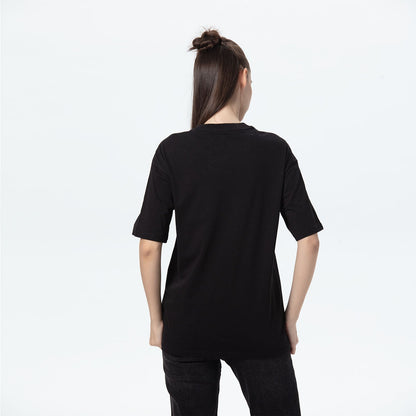 Polera oversize negra con ilustración de Kuromi en tonos púrpura y rosa, rodeada de calaveritas, perfecta para fans de Sanrio.