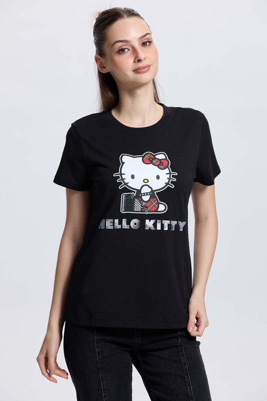 Polera negra de algodón con ilustración de Hello Kitty en un estilo moderno, mostrando a la icónica gatita con un lazo rojo y un micrófono, perfecta para fans.