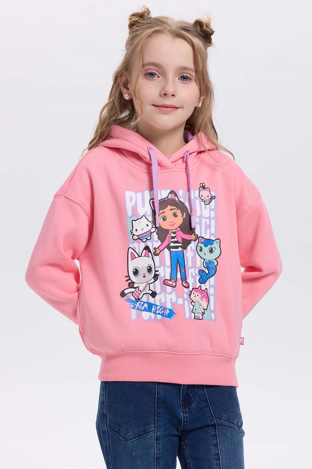 Polerón coral con ilustración vibrante de Gabby y sus adorables amigos felinos en un estilo cartoon, perfecto para fans de Gabby's Dollhouse.
