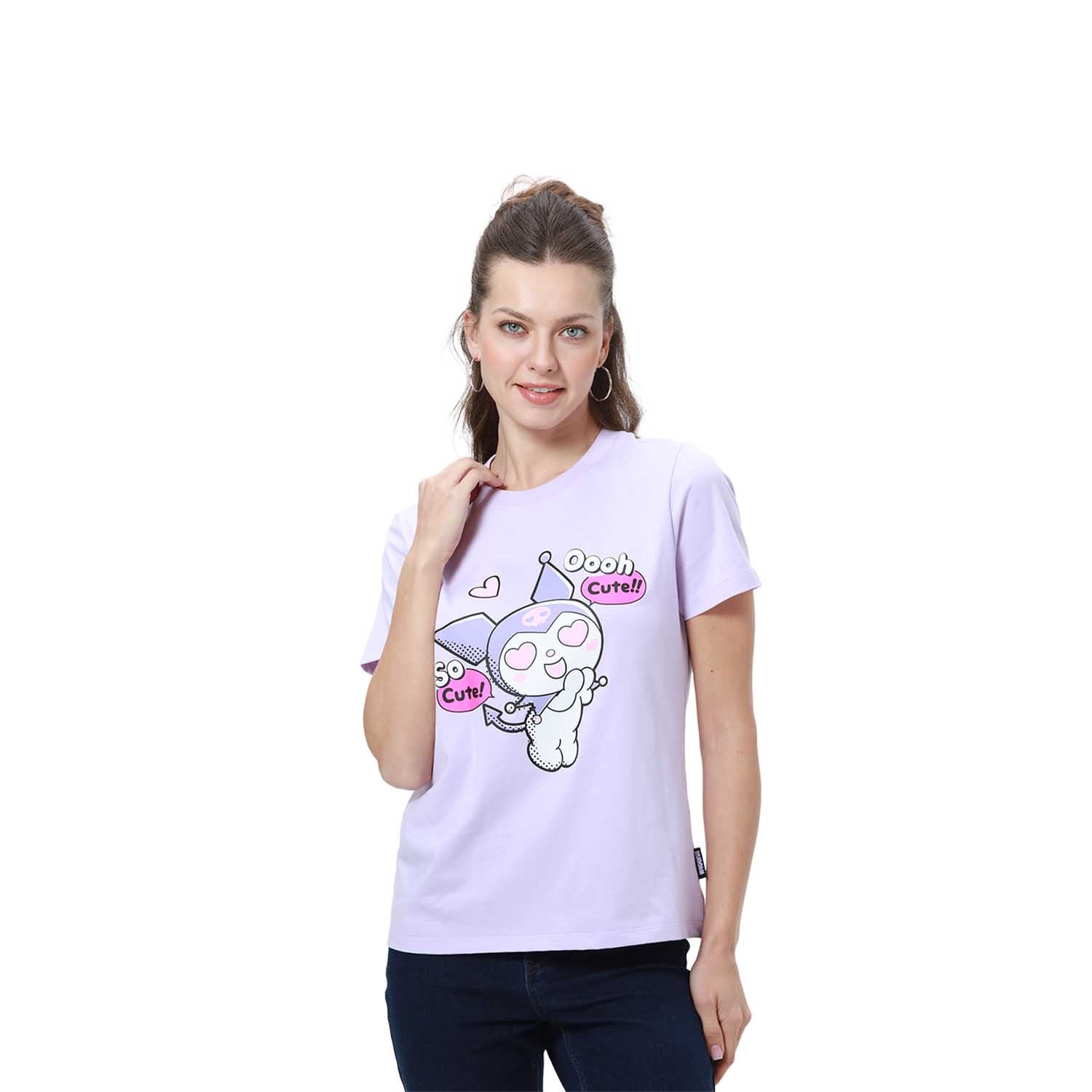 Polera lila de algodón con ilustración de Kuromi, mostrando su expresión encantadora y el texto 'Oooh Cute!' en tonos vibrantes, ideal para fans de Sanrio.