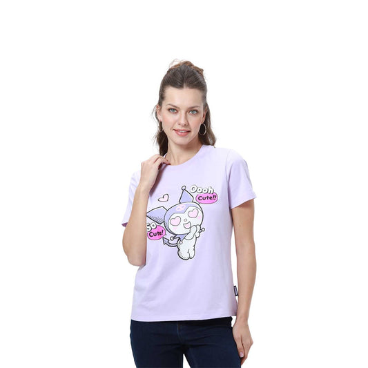 Polera lila de algodón con ilustración de Kuromi, mostrando su expresión encantadora y el texto 'Oooh Cute!' en tonos vibrantes, ideal para fans de Sanrio.