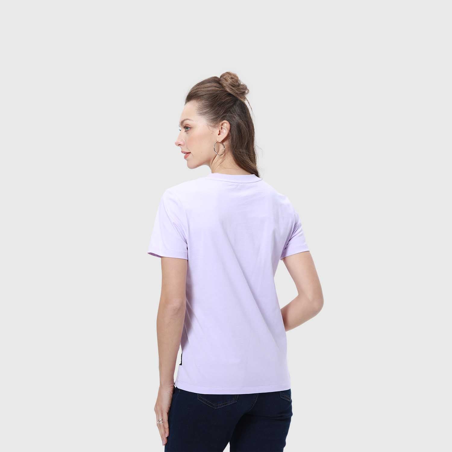 Polera lila de algodón con ilustración de Kuromi, mostrando su expresión encantadora y el texto 'Oooh Cute!' en tonos vibrantes, ideal para fans de Sanrio.