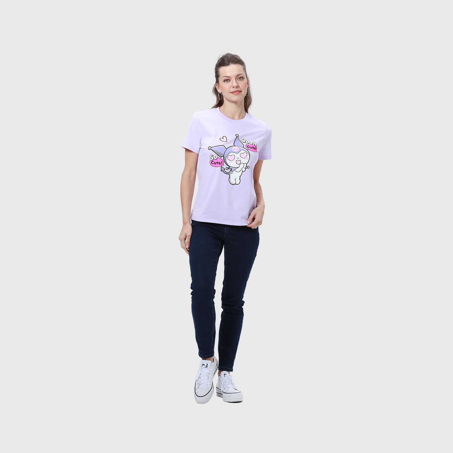 Polera lila de algodón con ilustración de Kuromi, mostrando su expresión encantadora y el texto 'Oooh Cute!' en tonos vibrantes, ideal para fans de Sanrio.