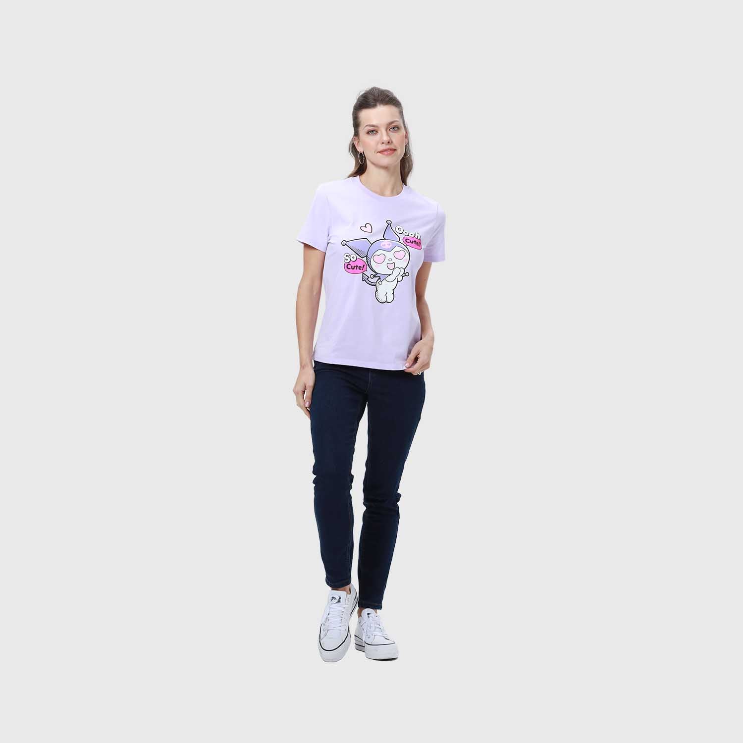 Polera lila de algodón con ilustración de Kuromi, mostrando su expresión encantadora y el texto 'Oooh Cute!' en tonos vibrantes, ideal para fans de Sanrio.