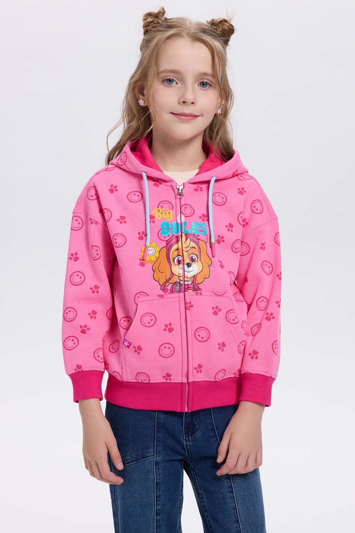 Polerón rosado de Paw Patrol con diseño de Skye en el centro, rodeada de huellitas y caritas sonrientes, ideal para fans de la serie.