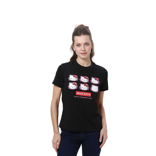 Polera negra de algodón con estampado de Hello Kitty en diferentes poses, resaltando su icónica cabeza con moño rojo y la frase 'SHARING FRIENDSHIP & FUN!'