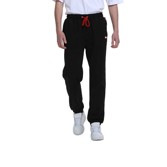 Pantalón buzo negro de Marvel con logo rojo en el costado, ideal para fanáticos que buscan comodidad y estilo mientras muestran su amor por los superhéroes.