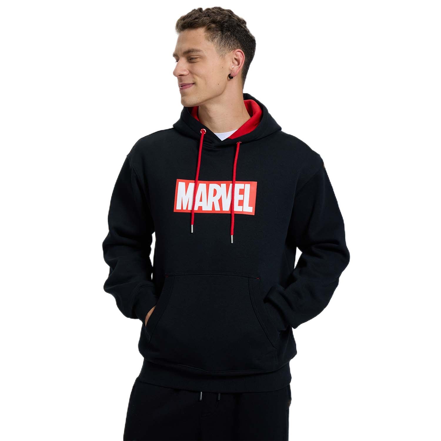 Polerón negro de algodón con logo rojo de Marvel en el pecho, ideal para fans de los superhéroes, combina comodidad y estilo geek.