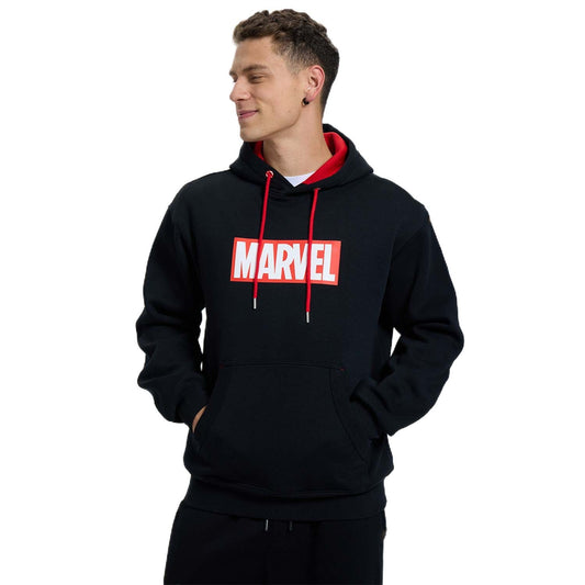 Polerón negro de algodón con logo rojo de Marvel en el pecho, ideal para fans de los superhéroes, combina comodidad y estilo geek.