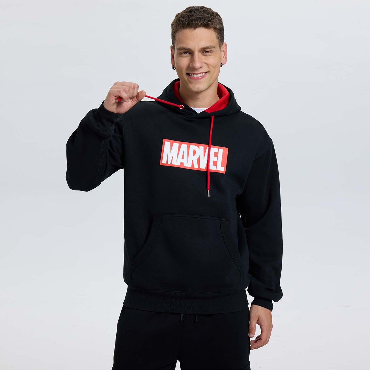 Polerón negro de algodón con logo rojo de Marvel en el pecho, ideal para fans de los superhéroes, combina comodidad y estilo geek.