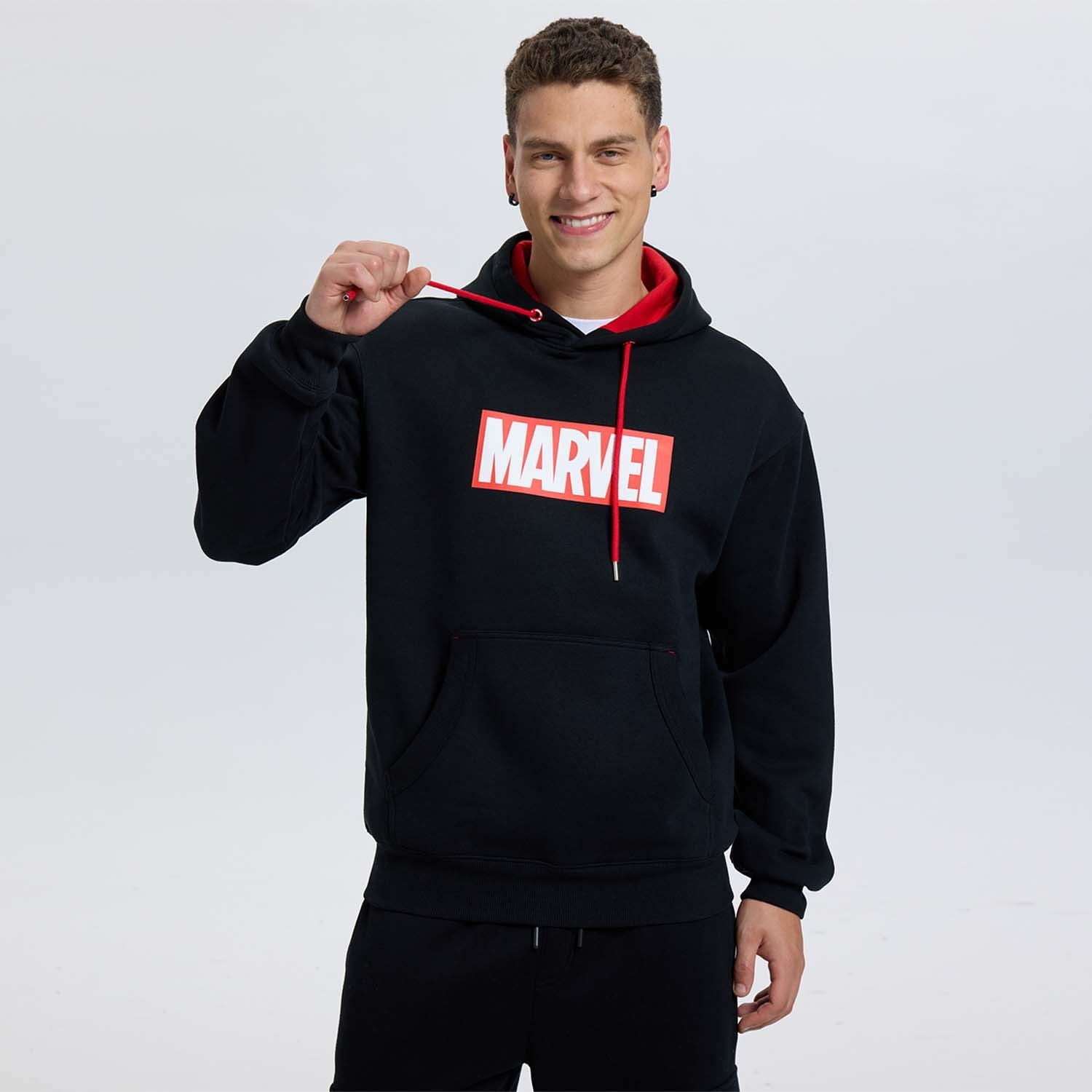 Polerón negro de algodón con logo rojo de Marvel en el pecho, ideal para fans de los superhéroes, combina comodidad y estilo geek.