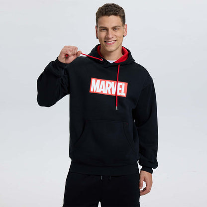 Polerón negro de algodón con logo rojo de Marvel en el pecho, ideal para fans de los superhéroes, combina comodidad y estilo geek.