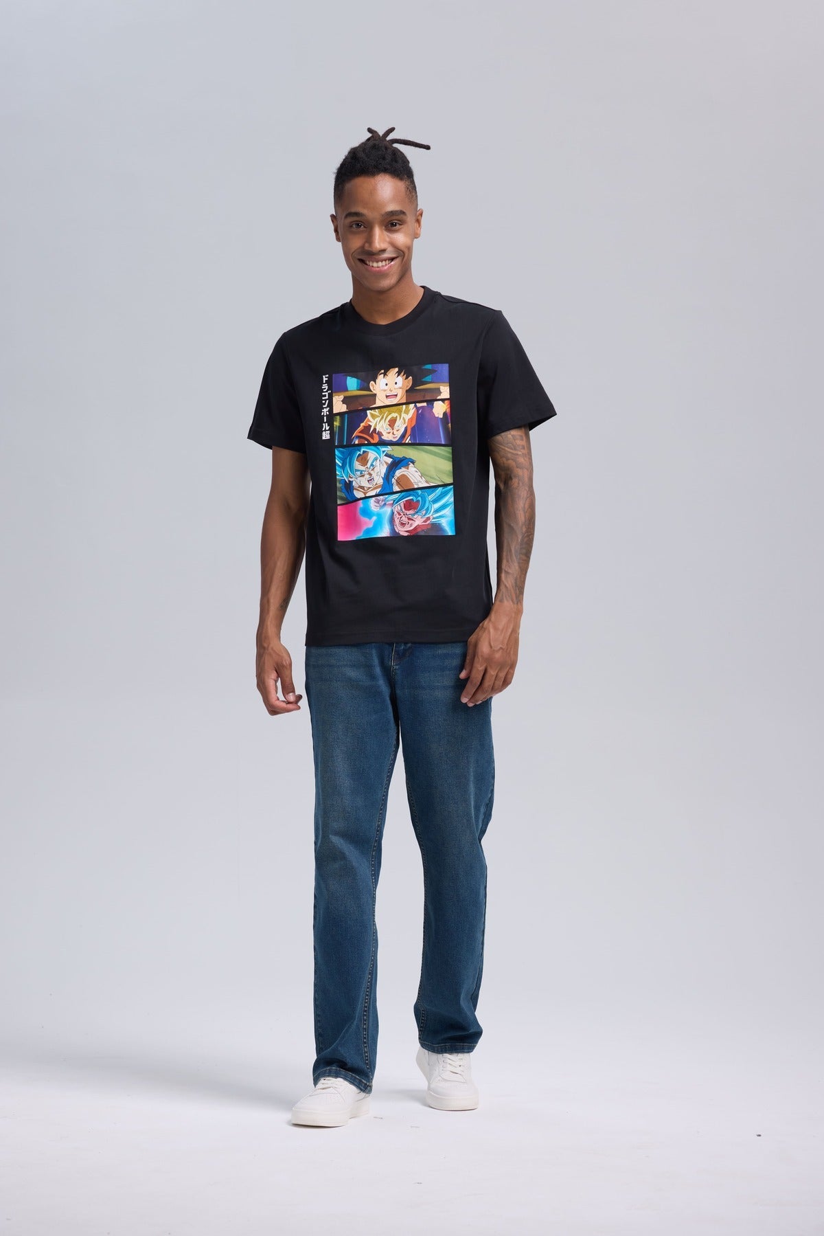Polera negra de Dragon Ball con ilustración vibrante de Goku y Vegeta en combate, destacando su transformación en Super Saiyan Blue, ubicada al centro.
