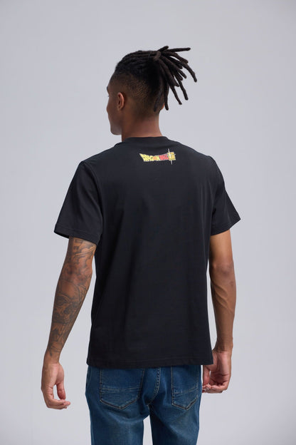 Polera negra de Dragon Ball con ilustración vibrante de Goku y Vegeta en combate, destacando su transformación en Super Saiyan Blue, ubicada al centro.