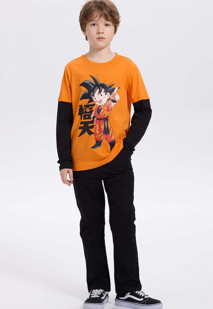 Polera naranja de Dragon Ball con ilustración de Goku en pose dinámica, fondo negro con caracteres kanji, perfecta para fans de la saga.