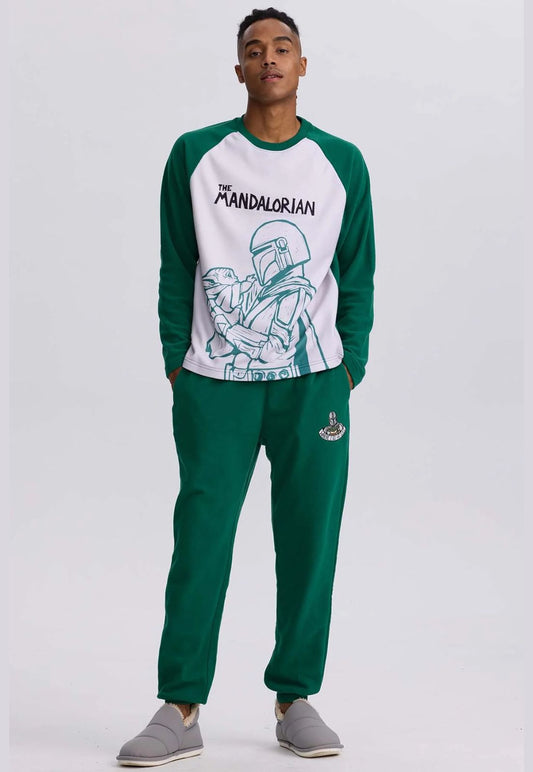 Pijama Mandalorian verde musgo con camiseta blanca y detalles en verde, presenta ilustración de Mando sosteniendo a Grogu, ideal para fans de Star Wars.