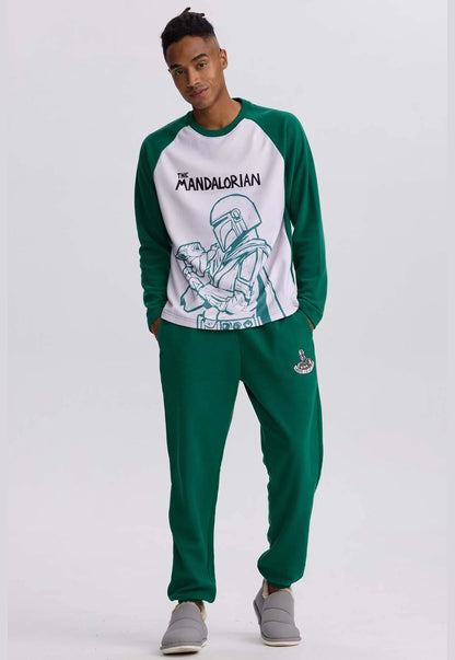 Pijama Mandalorian verde musgo con camiseta blanca y detalles en verde, presenta ilustración de Mando sosteniendo a Grogu, ideal para fans de Star Wars.