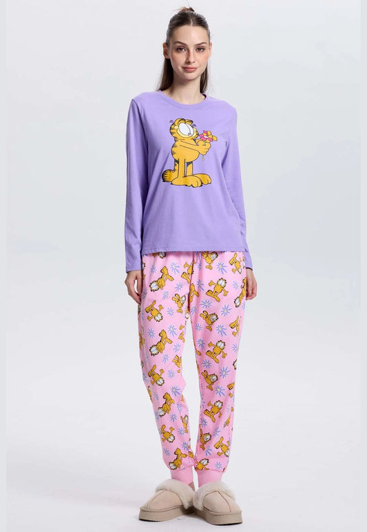 Pijama morado con Garfield sosteniendo flores en el pecho y pantalones rosa con estampado repetido del gato, todo en un estilo divertido y colorido.