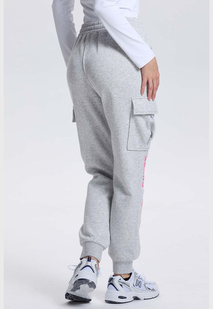Pantalón jogger gris con estampado de Minnie Mouse en un corazón rosa y texto 'MINNIE MOUSE' en fucsia, ideal para fans de Disney.