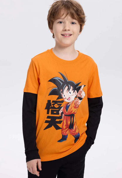 Polera naranja de Dragon Ball con ilustración de Goku en pose dinámica, fondo negro con caracteres kanji, perfecta para fans de la saga.
