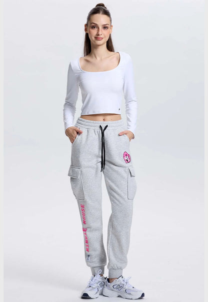 Pantalón jogger gris con estampado de Minnie Mouse en un corazón rosa y texto 'MINNIE MOUSE' en fucsia, ideal para fans de Disney.