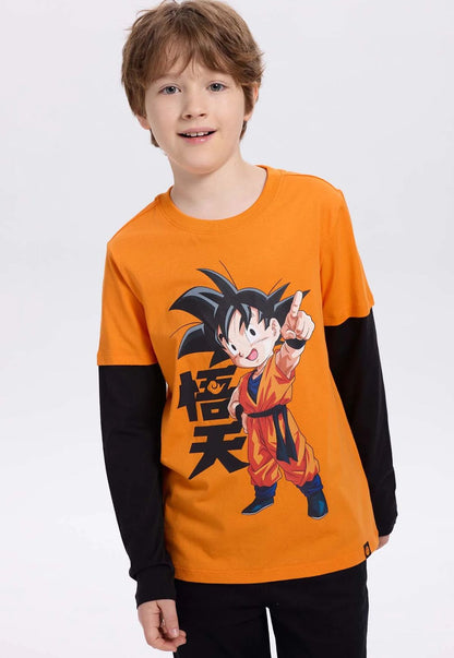 Polera naranja de Dragon Ball con ilustración de Goku en pose dinámica, fondo negro con caracteres kanji, perfecta para fans de la saga.